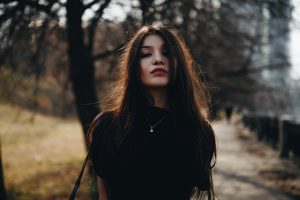 Eine Frau steht selbstbewußt vor der Kamera und schaut direkt hinein